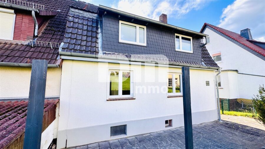 Modernisiertes Einfamilienhaus mit großer Garage in ruhiger Lage mit Panoramablick - Rückansicht